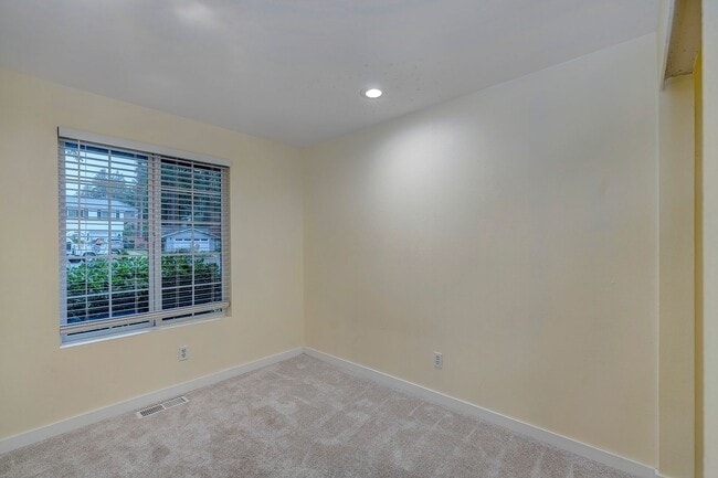 Building Photo - 7704 135th Place NE