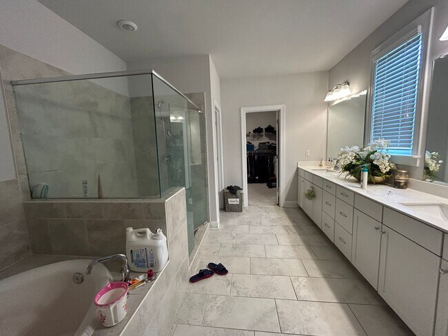 Building Photo - 413 Kinross Ln