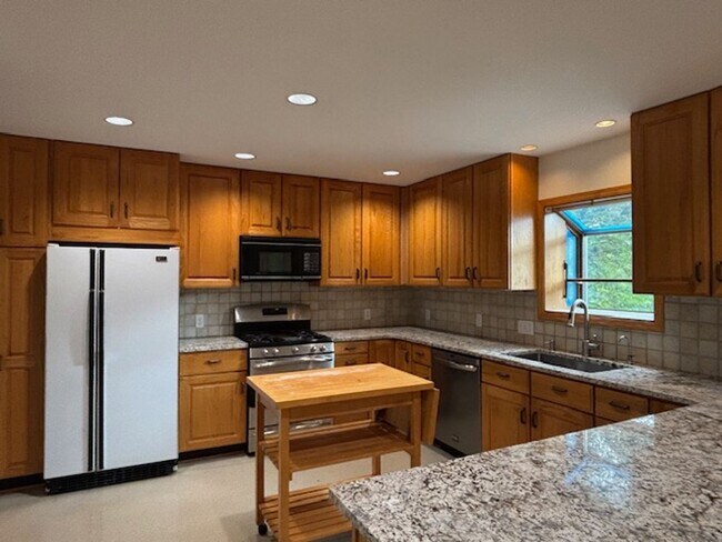 Building Photo - Spacious 4 BR/4 BA Single-Family Home in a...
