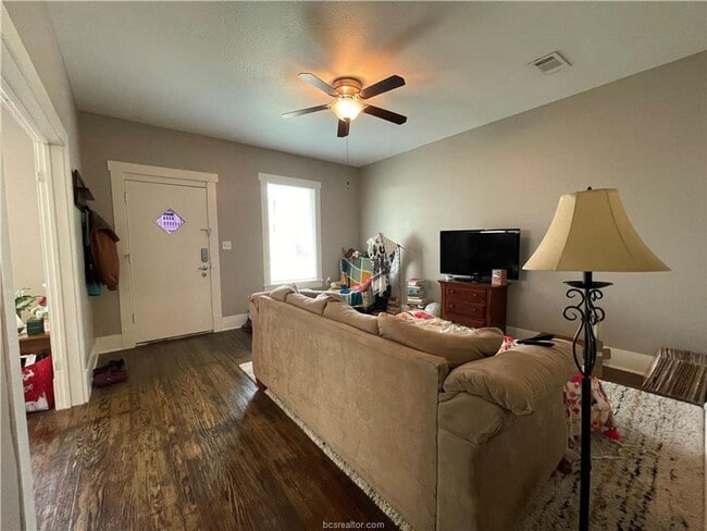 Building Photo - AUG 2026 PRE-LEASE! Charming 2 Bed/1 Bath Duplex