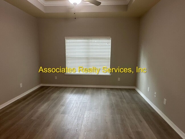 Building Photo - Sublease!   Lovely End Unit in Villas of West End LOOK!