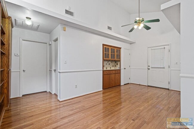 Building Photo - 813 N Shore Dr