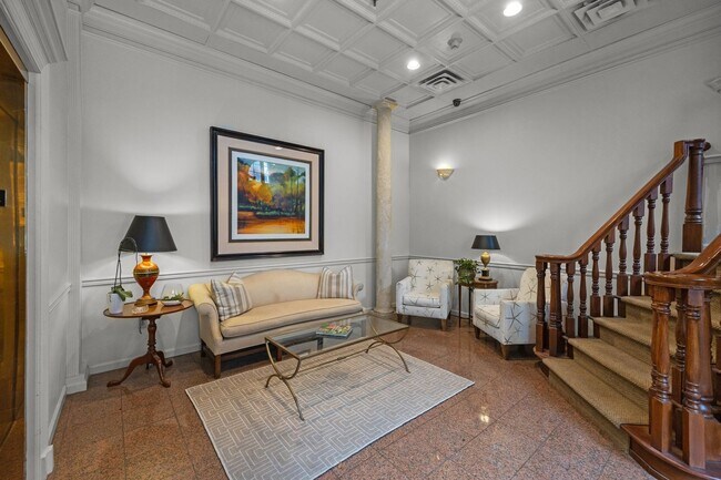 Building Photo - Available 9/1. Awesome 1 BR/1.5 BA Apartme...