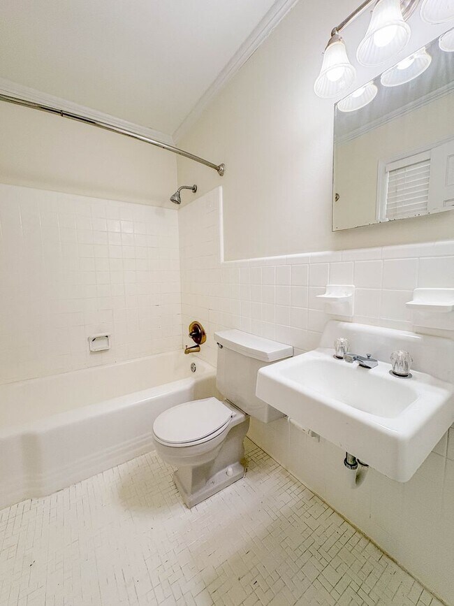 Building Photo - FIRST TWO WEEKS RENT FREE! 3 Bedroom 2 Bathroom with Detached Garage