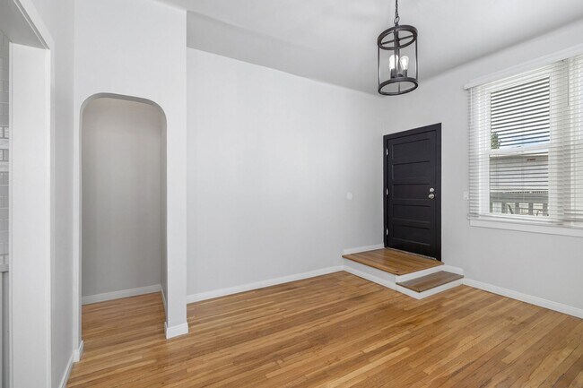 Building Photo - Great Hillcrest Studio