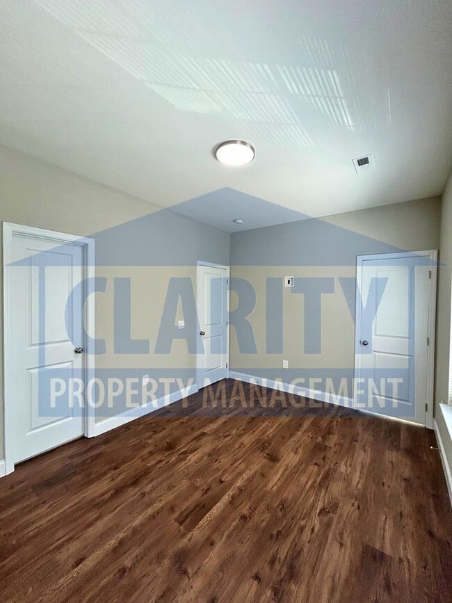 Building Photo - Two bedroom Townhome!