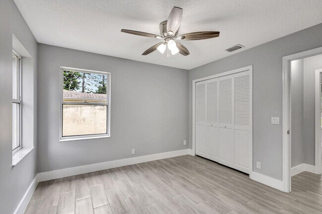 Building Photo - 843 Azalea Dr