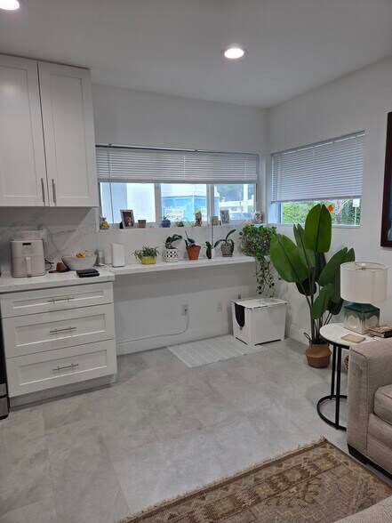 Building Photo - 19 SE 12th Ave