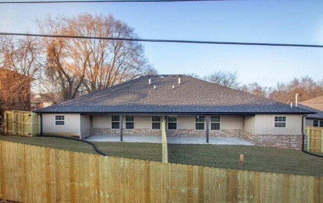 Building Photo - 2850 E Stanford St