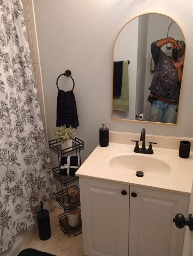 Building Photo - 368 Tihami Rd