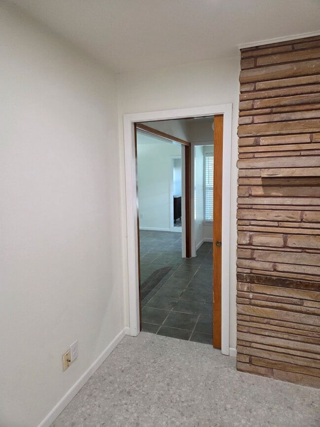 Building Photo - Travis Heights