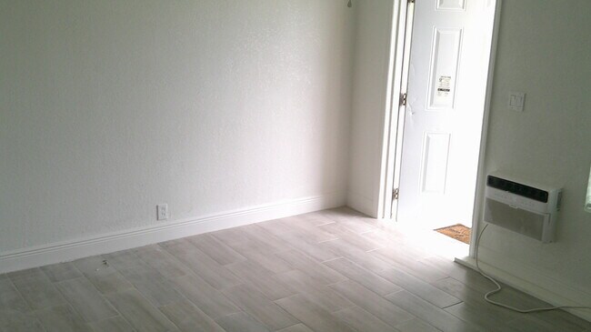 Building Photo - 900 W 9th St