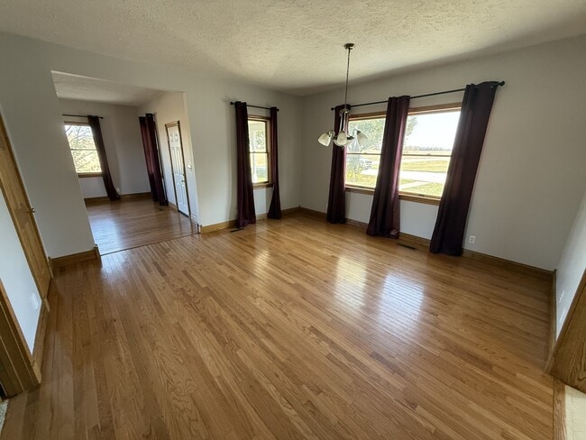 Building Photo - 595 E 700 N