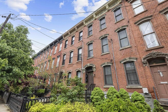 Primary Photo - 211 York St