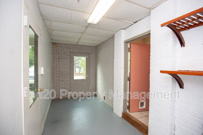 Building Photo - 1706 Wells Dr