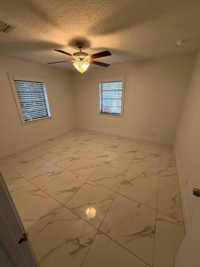 Building Photo - 741 Roseland Dr