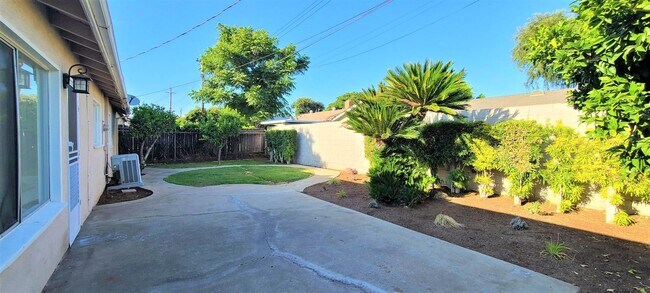 Building Photo - Single Family Home - 4 Bedrooms + 2 Baths....