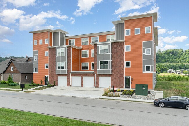 Primary Photo - 617 Manhattan Blvd