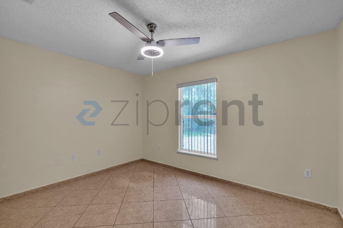 Building Photo - Unit