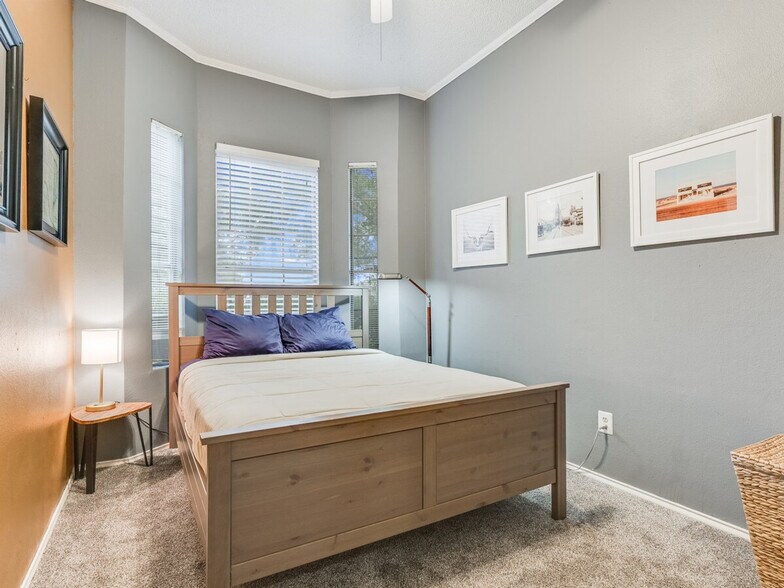 Building Photo - 14608 Town Hill Dr