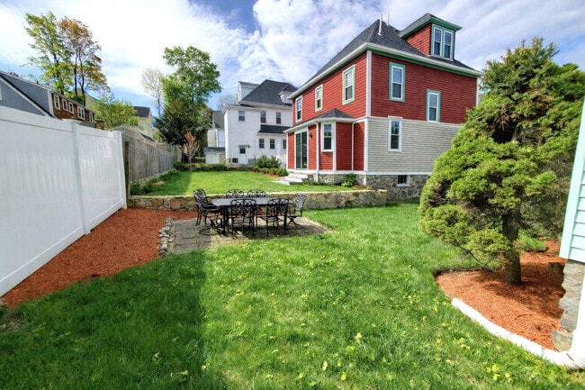 Building Photo - 93 Meridian St