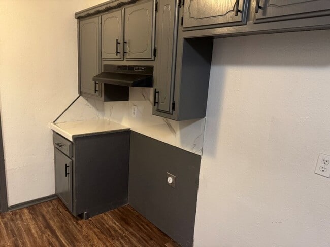 Building Photo - 3 bed one bath ready for move in , Moore Schools!