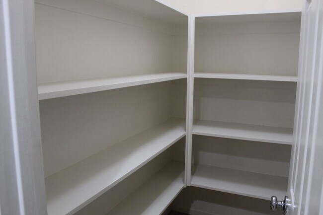 Building Photo - Beautiful Spacious Home for Rent Near Hosking and Mckee Area