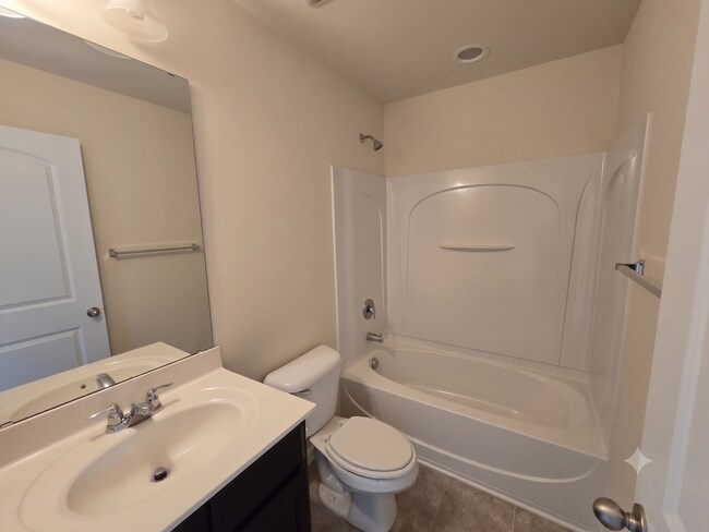 Building Photo - Thompson Ridge Gem!