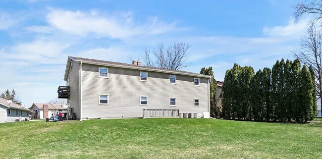 Building Photo - 15 Pine Ridge Ct