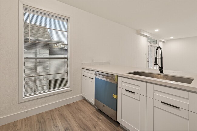 Building Photo - 3300 Yorktown St