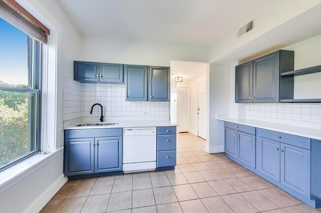 Building Photo - 2164 N Oakley Ave