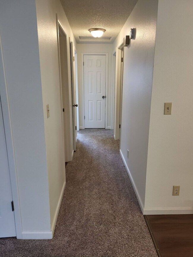 Building Photo - Hillview Duplex