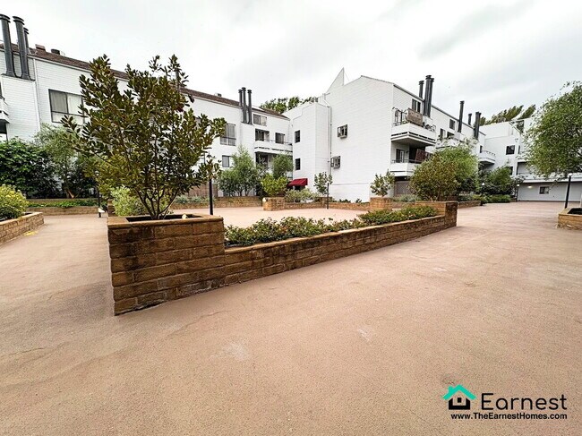 Building Photo - Spacious 2-Bedroom Upper-Level Condo in Pr...