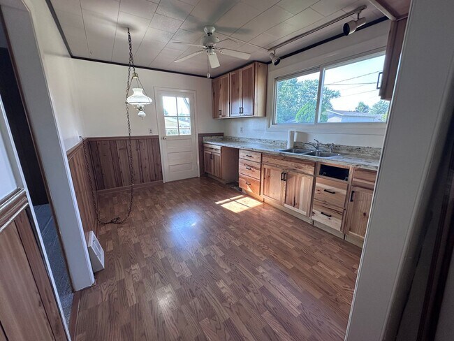 Building Photo - Cape Cod in Middletown 4 bedroom
