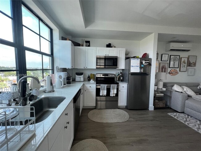 Building Photo - 4100 Davie Rd