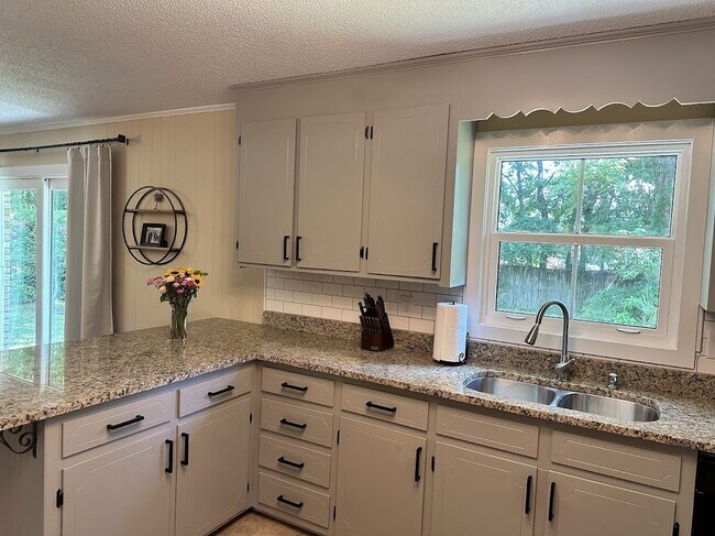 Building Photo - 2204 N Dallerton Cir