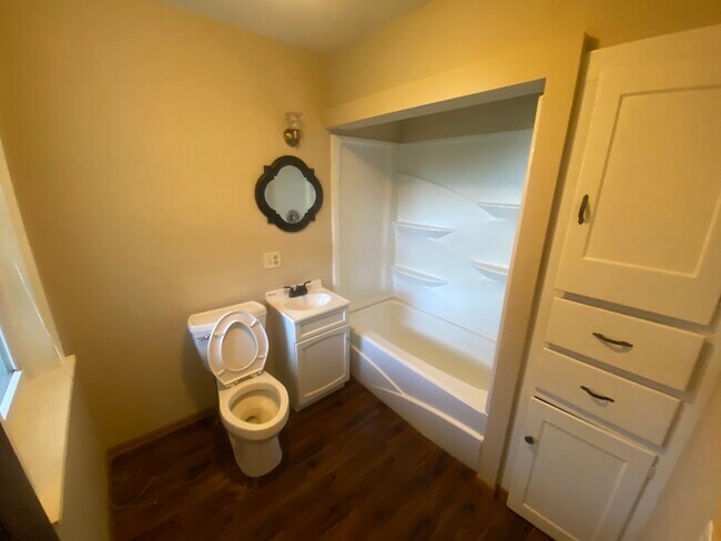 Building Photo - 6427 Chippewa Rd