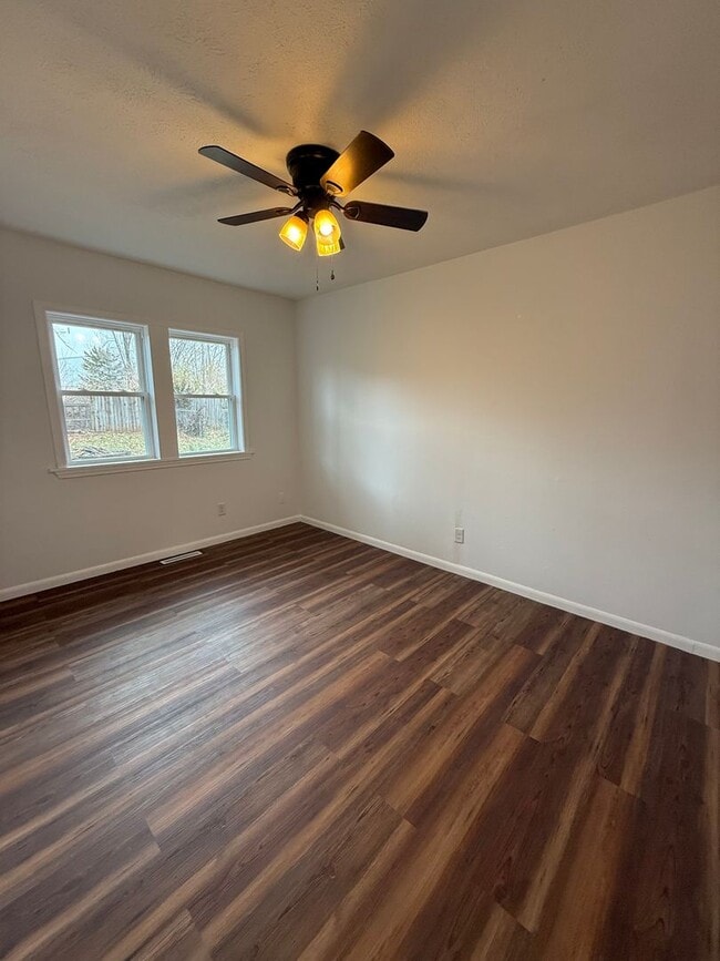 Building Photo - 4 Bedroom 2 Bathroom House Available NOW!