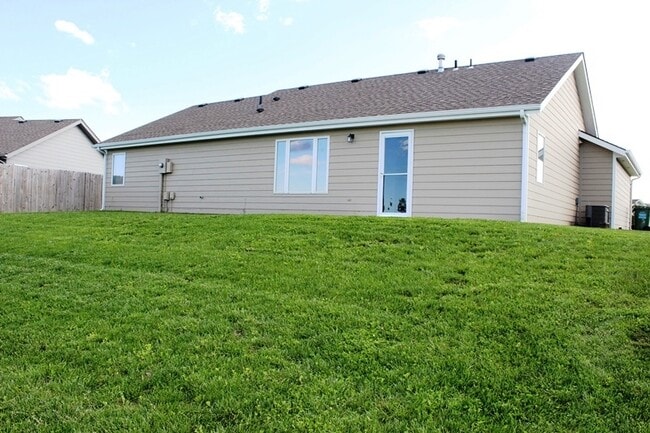 Building Photo - Great home in East Manhattan! *UPDATED PHOTOS COMING SOON*