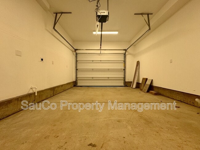 Building Photo - 6728 SE Crimson Ln