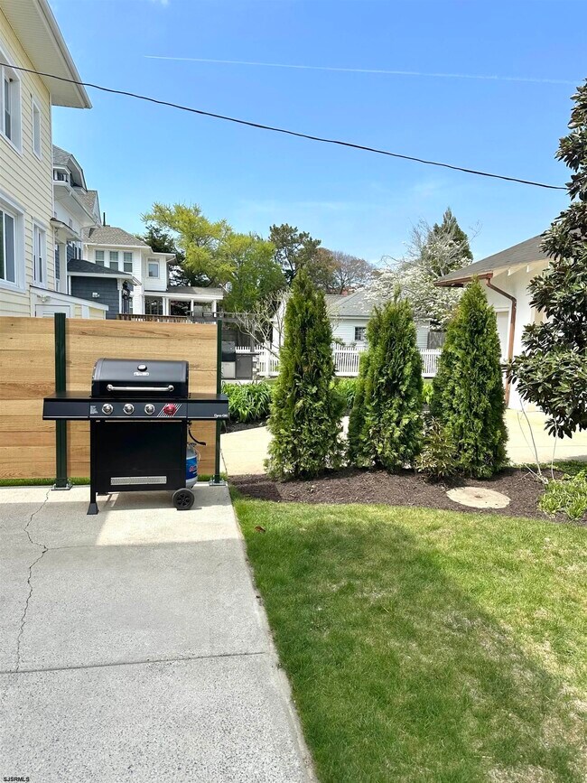 Building Photo - 17 S Derby Ave