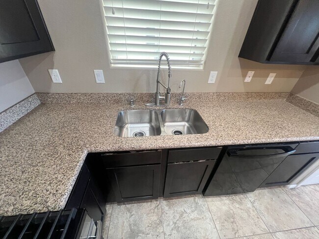 Building Photo - Located in the Southwest 3 Bed | 2.5 Bath | Loft | 2-Car Garage spacious backyard