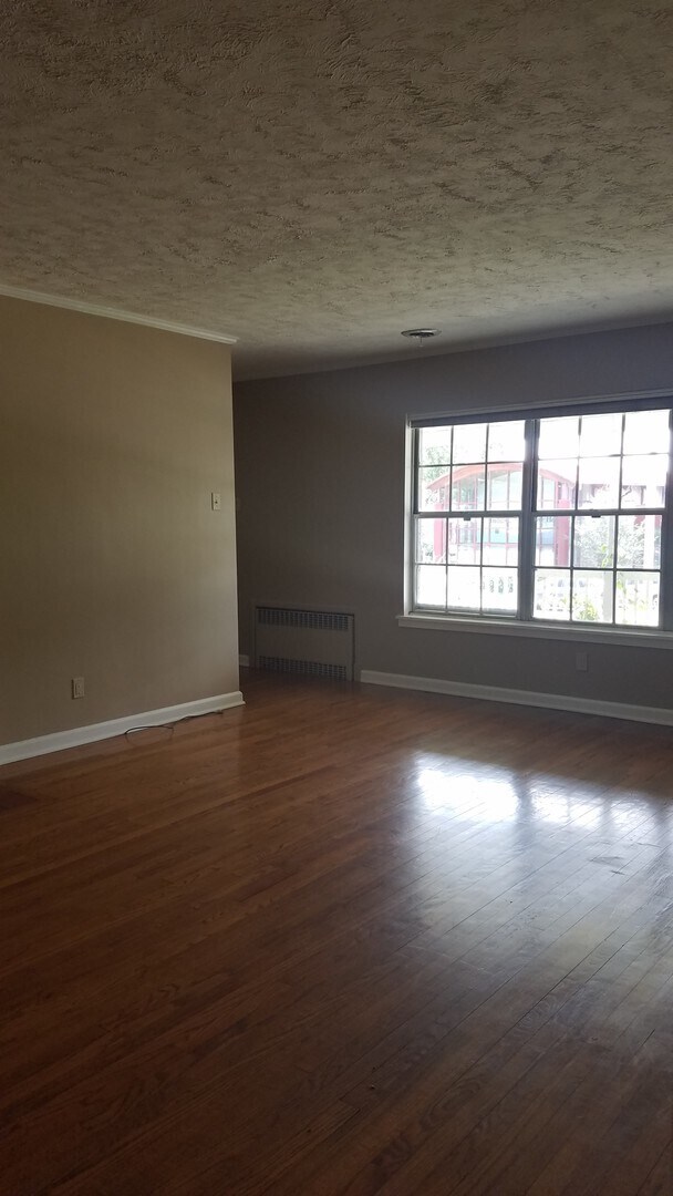 Building Photo - Charming Three-Bedroom Home Near Universit...