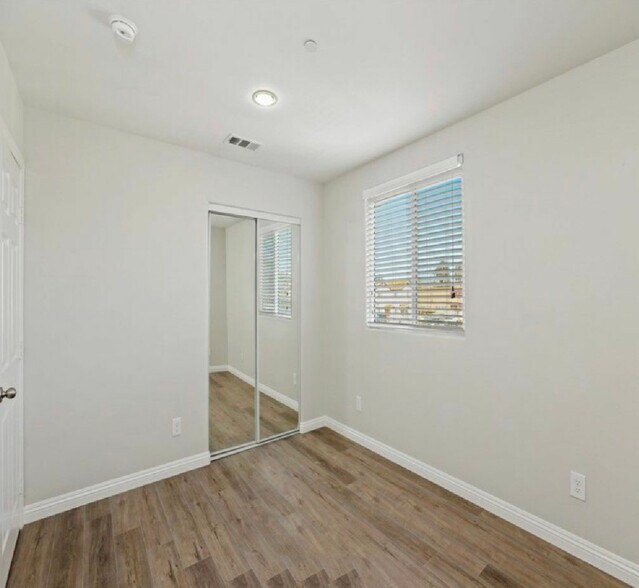 Building Photo - 10306 S Main St