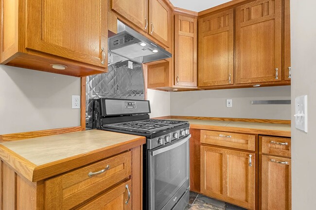 Building Photo - Darling cottage nestled in the woods near Holiday Market in Pleasant Valley!