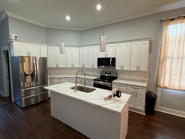 Building Photo - MOVE IN READY