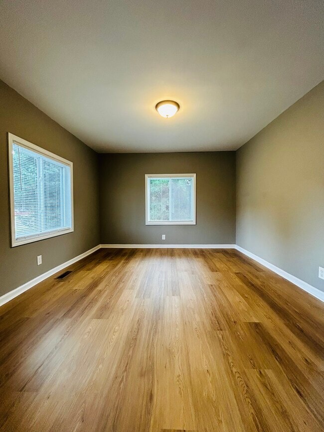 Building Photo - 1308 Leonard Ave