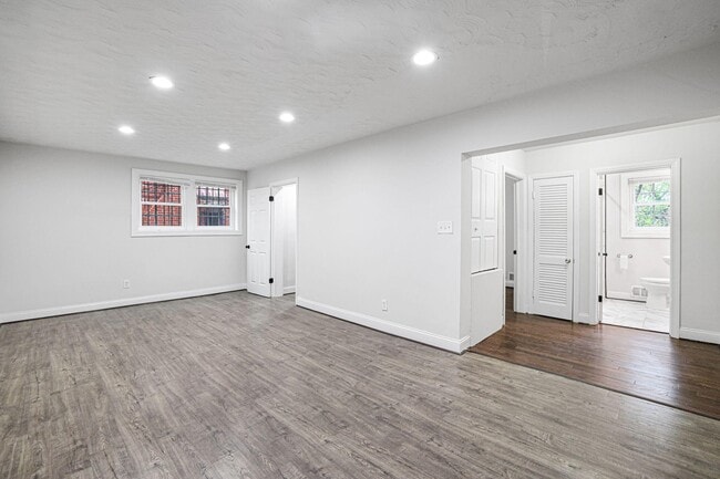 Building Photo - 3158 Westover Dr SE