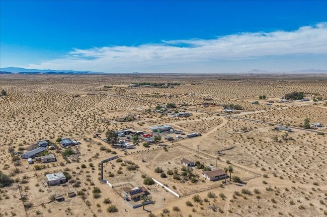 Building Photo - 2 Bedroom Home on 1.8 Acre Lot