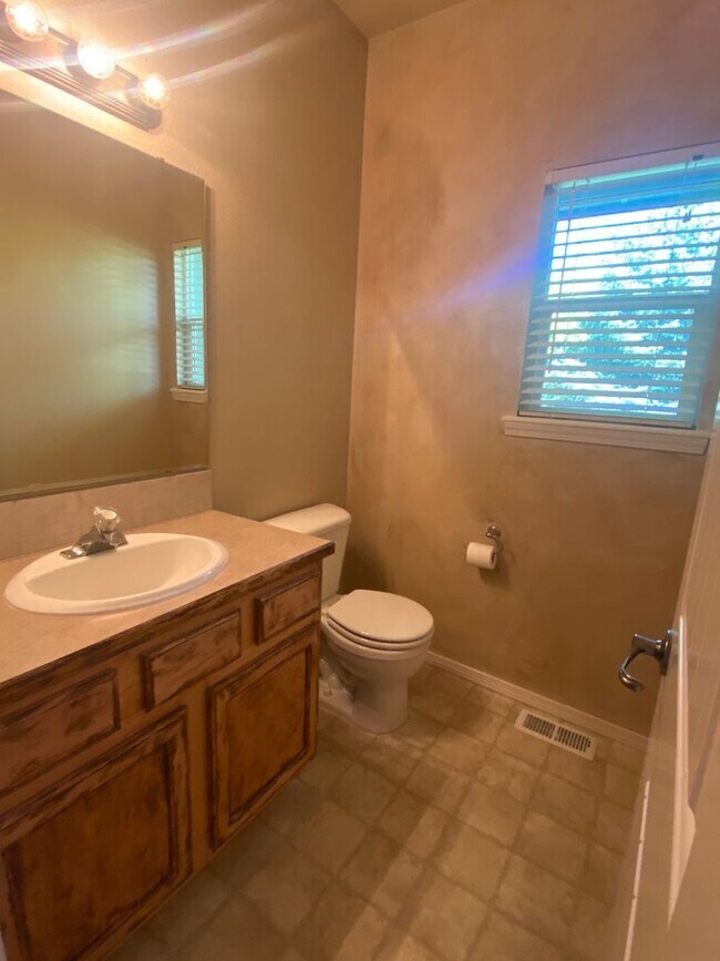 Building Photo - RV/Boat Parking with Nampa Home!